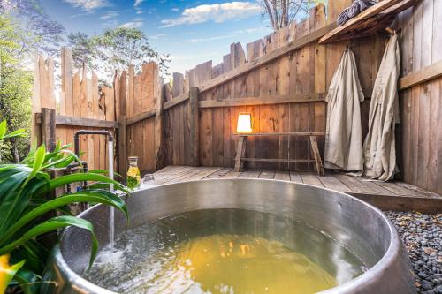 جاكوزي, AWAY Treehouse & Forest SPA in جزيرة وايهيك