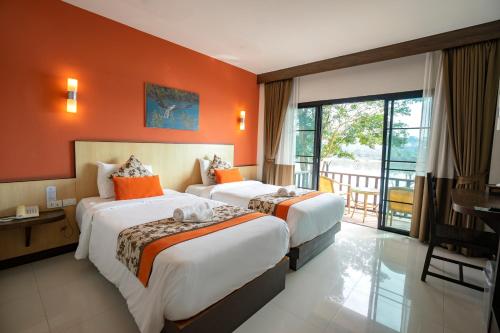 Chiangkhong Teak Garden Riverfront Onsen in Wiang