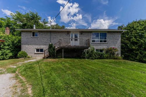 . Family-friendly cottage on Pigeon lake