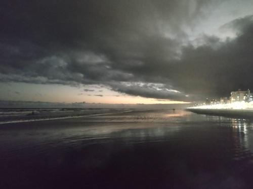 Casa de frente para o mar, pé na areia. (Casa de frente para o mar, pe na areia.) in ชาร์ดิงอิมเปราดอร์