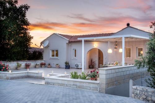 Villa Chrysallis with heated pool