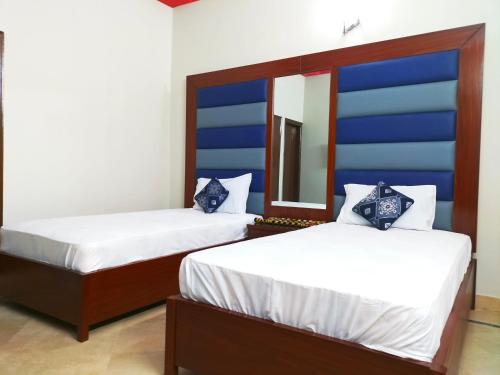 1 king bed, 1 twin bed