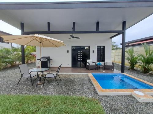 Comfy King bed, private yard and pool! Uvita