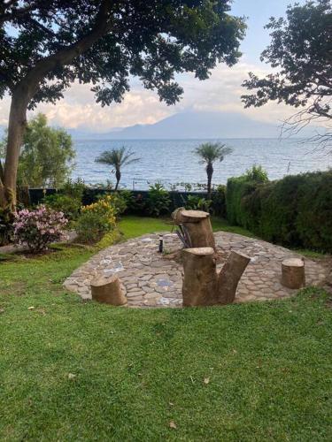 puutarha, Lake Front house, cozy and comfortable. in Santa Cruz la Laguna