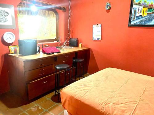 Lake Front house, cozy and comfortable. in Santa Cruz la Laguna