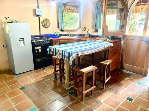 keittiö, Lake Front house, cozy and comfortable. in Santa Cruz la Laguna