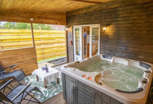 Au coucher du soleil, chalet avec jacuzzi et sauna