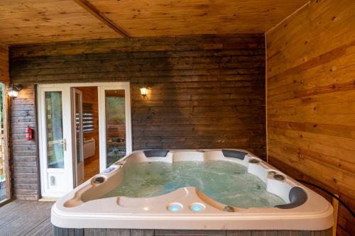 Au coucher du soleil, chalet avec jacuzzi et sauna