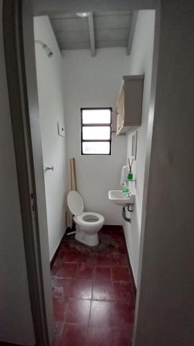 Casa de Huéspedes Muñiz sobre parque de 1000m2, 1 dormitorio, 20m2 cubiertos, baño con ducha, pileta cilíndrica de 3x076