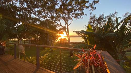 Absolute lakefront house - enjoy the sunrise