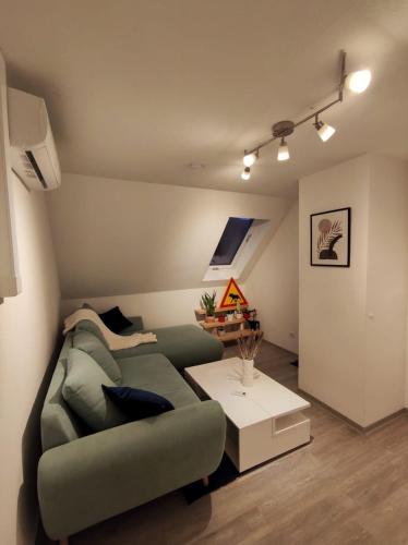 Dachgeschosswohnung mit Klimaanlage in bester Lage in Menden, Deutschland