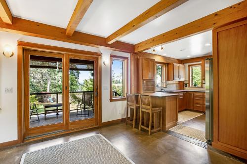 Bainbridge Island Timber Retreat