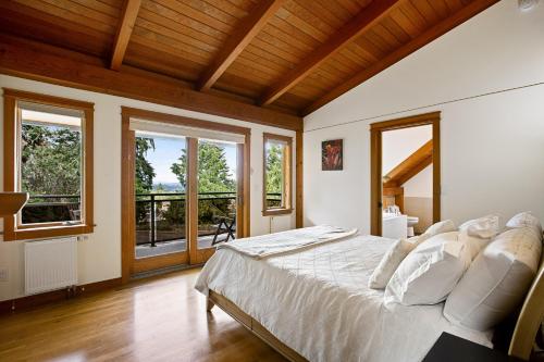 Bainbridge Island Timber Retreat