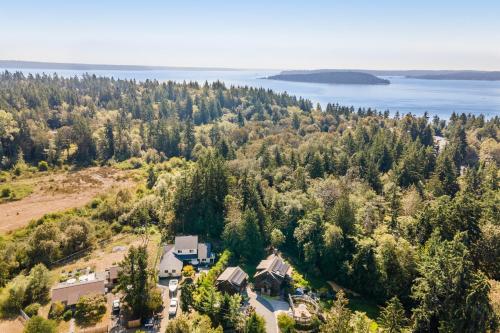 Bainbridge Island Timber Retreat