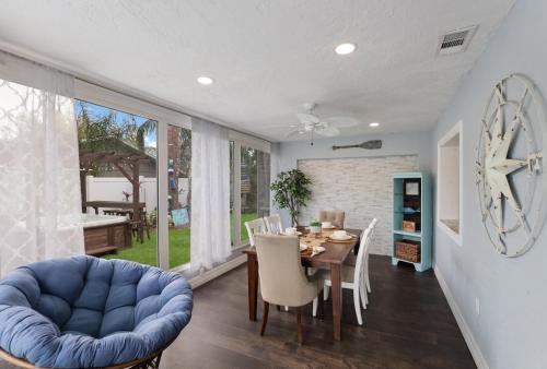 Oasis backyard with hot tub 4/2 close to the beach in Bradenton, USA