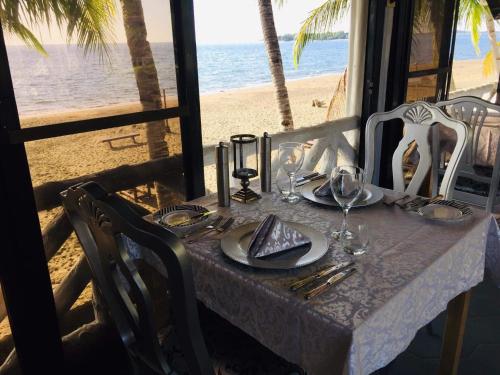 Sunbloom Beachfront Hotel and Restaurant - 레스토랑