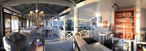 Sunbloom Beachfront Hotel and Restaurant in Kandelārija (Zambalesa)