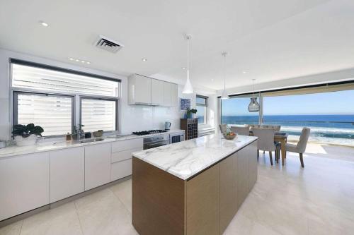 The Oceanic - Stunning absolute oceanfront Executive apartment in Cronulla