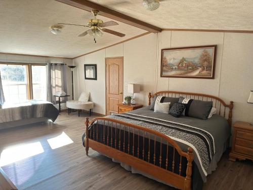 Spacious Cozy Getaway ! King Bed, Game Room, Out Door Patio in Ханкок (Массачусетс)