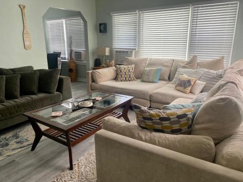 Key West Style 2 Bedroom House Fenced Backyard Patio Grill Firepit! Long Driveway for Boat Parking 10 MIN TO DELRAY BEACH!!! in Lake Worth, USA