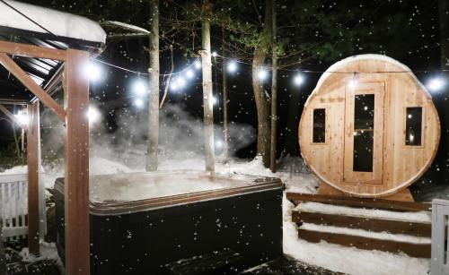 Winter Escape Waterfront Cottage Hottub&sauna!