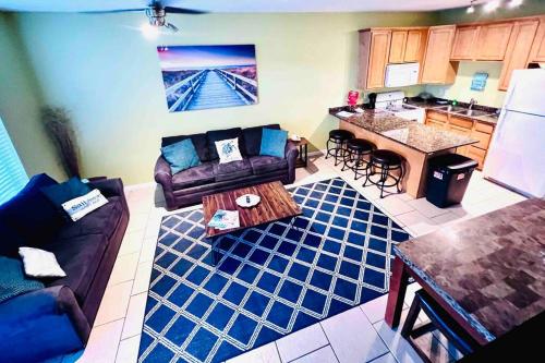 3/3 Home within walking distance of the beach!