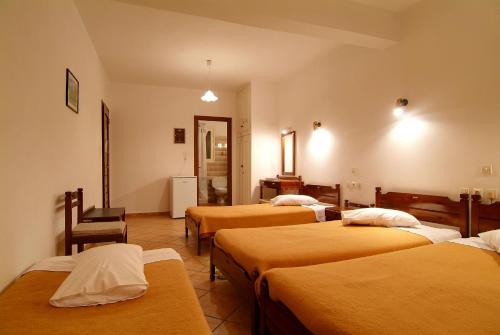 4 twin beds