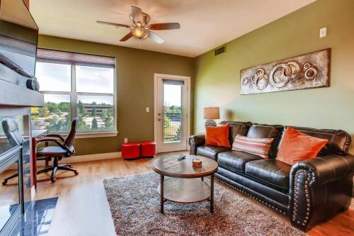 Luxury 1 Bed Condo in DTC w/ Mountain Views & Walk 2 Lightrail!