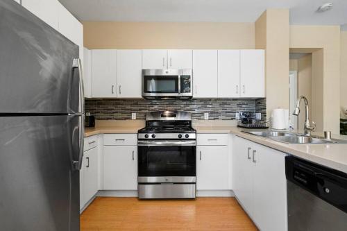 Luxury 2BR/2BA!5Min to Disney! Angelstadium! HondaCenter. photo 3