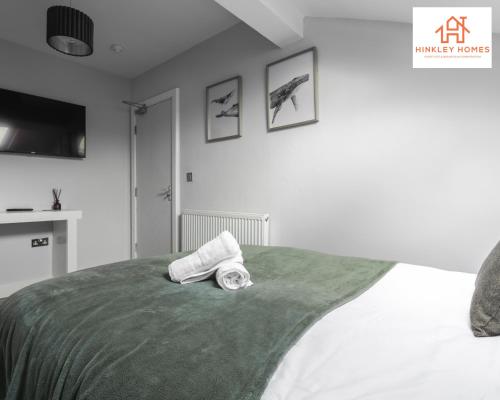 Supersized House 6 Beds Sleeps 14 w Garden & Carpark By Hinkley Homes Short Lets & Serviced Accommodation, Liverpool (photo 6)