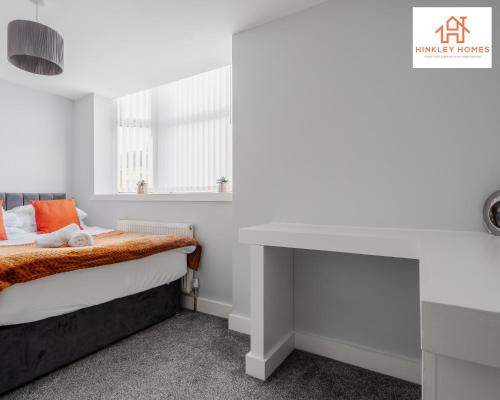 Supersized House 6 Beds Sleeps 14 w Garden & Carpark By Hinkley Homes Short Lets & Serviced Accommodation, Liverpool (photo 3)