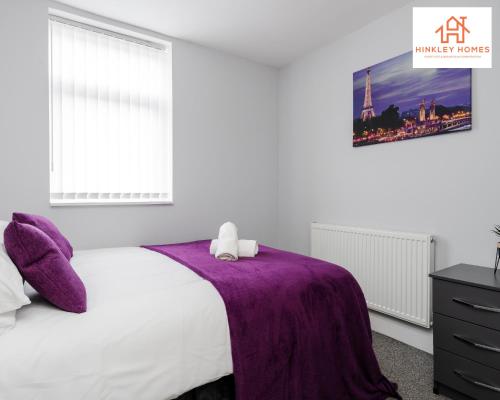 Supersized House 6 Beds Sleeps 14 w Garden & Carpark By Hinkley Homes Short Lets & Serviced Accommodation, Liverpool (photo 7)