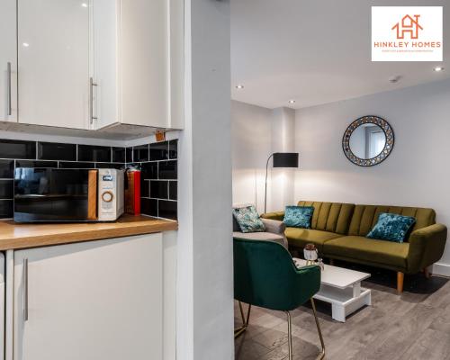 Supersized House 6 Beds Sleeps 14 w Garden & Carpark By Hinkley Homes Short Lets & Serviced Accommodation, Liverpool (photo 8)