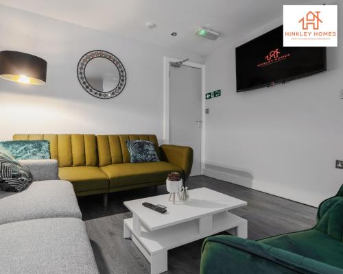 Supersized House 6 Beds Sleeps 14 w Garden & Carpark By Hinkley Homes Short Lets & Serviced Accommodation, Liverpool (photo 2)