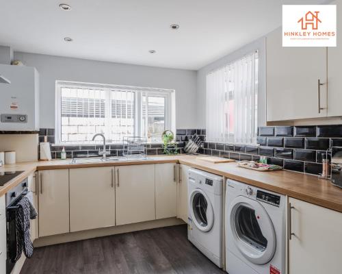 Supersized House 6 Beds Sleeps 14 w Garden & Carpark By Hinkley Homes Short Lets & Serviced Accommodation, Liverpool (photo 4)