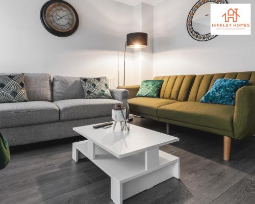 Supersized House 6 Beds Sleeps 14 w Garden & Carpark By Hinkley Homes Short Lets & Serviced Accommodation, Liverpool (photo 10)