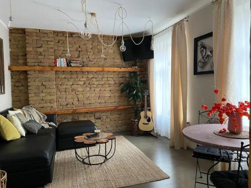 Elegant & Central 1Br w Free Parking & Coffee machine - image 3