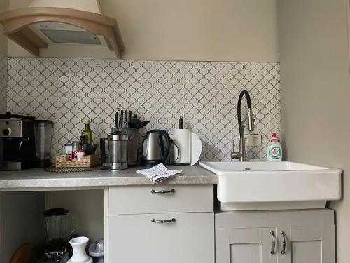 Elegant & Central 1Br w Free Parking & Coffee machine - image 4