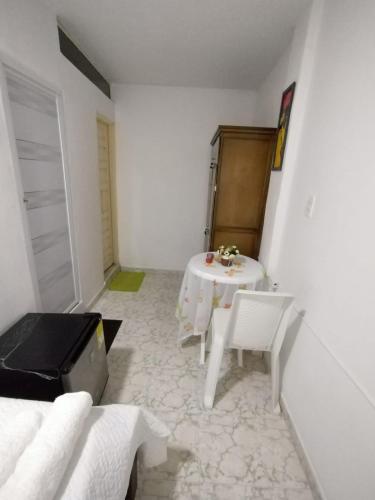 HABITACION CERCA DE LA UNIVERSIDAD DEL SINu in Urbanizacion Laureles