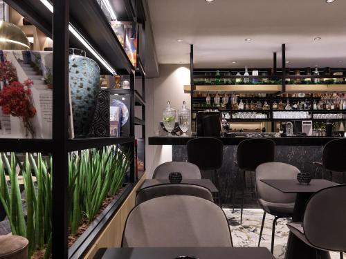 Heritage Hill Hotel - image 7