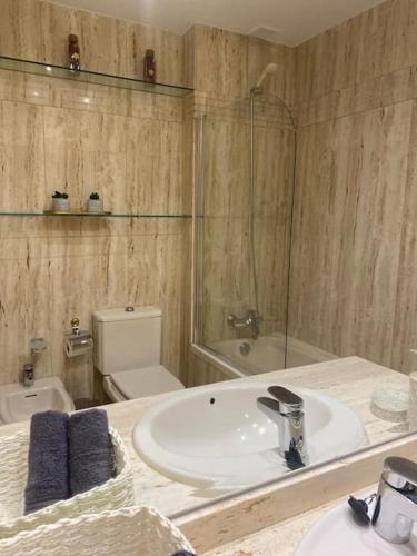 Bathroom, PRECIOSO PISO - Terraza grande & Piscina in Majadahonda