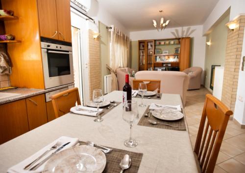 Facilities, House of Athina and Fanourios in Moires