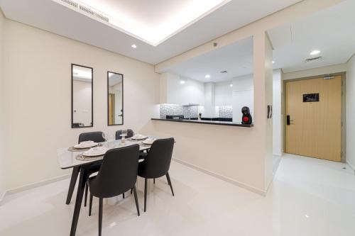 Paramount Midtown Deluxe 1 BR Apartment with Full Burj-Khalifa View - image 2