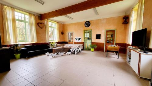 Közös társalgó / TV, ECOLE de BELMONT in Haut-du-Them-Château-Lambert