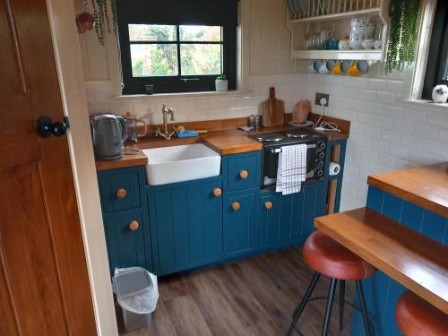 Delightful Shepherds Hut 4