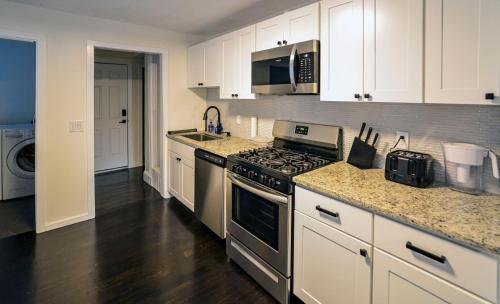 廚房, Modern Two Bedroom Condo - Boston in 韋克菲爾德