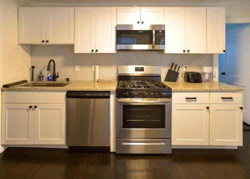 廚房, Modern Two Bedroom Condo - Boston in 韋克菲爾德
