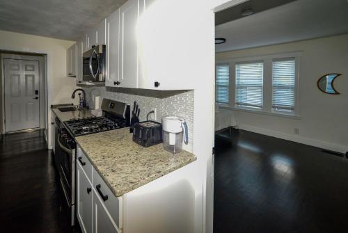 廚房, Modern Two Bedroom Condo - Boston in 韋克菲爾德