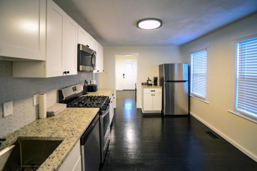 廚房, Modern Two Bedroom Condo - Boston in 韋克菲爾德