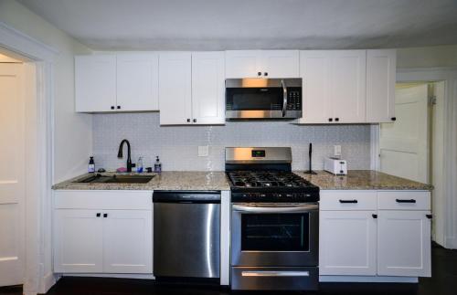 廚房, Modern Two Bedroom Condo - Boston in 韋克菲爾德